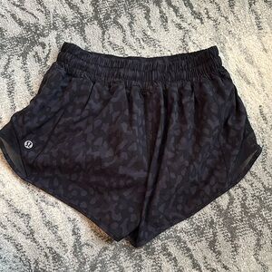 lululemon athletica Women's Black Leopard Hottie 2” Shorts SZ 4